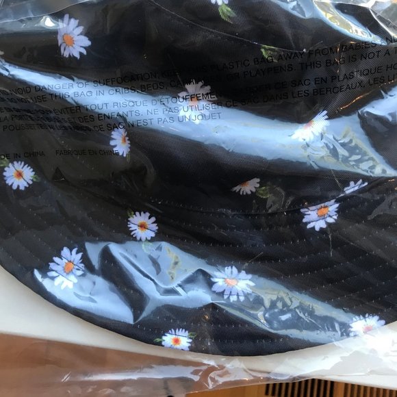 Alice + Olivia REVERSIBLE BUCKET HAT Daisy Print - Picture 6 of 6